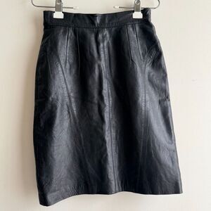 Vintage/estate Black a-line(ish) leather skirt - size 6